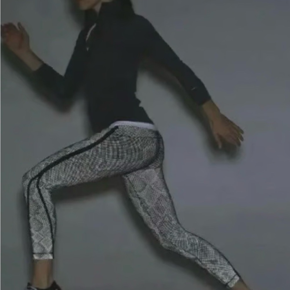 Lululemon size 8 Reflective kill the lights pace queen tights in ravish reptile